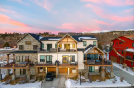 Gorgeous Mountain Retreat with Private Hot Tub - Exquisite Luxury Escape