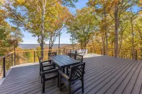 Secluded, modern, spectacular views, hot tub on 18 acres. Firepit,games & more!