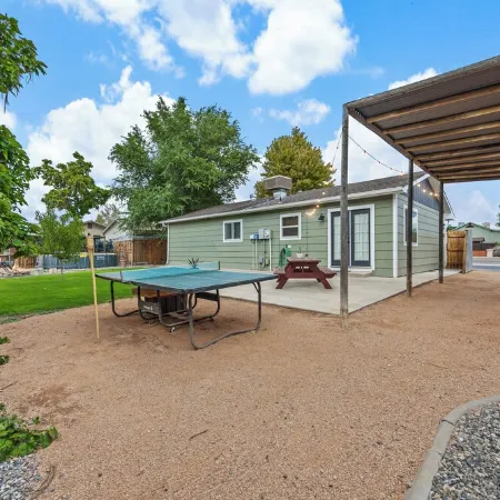 Rustic Refuge - minutes from downtown Fruita!4 beds