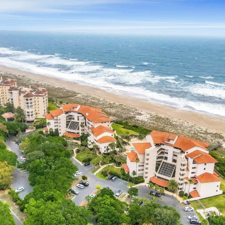 Beautiful Condo with Gorgeous Ocean Views from Balcony + Shared Pool & Free WiFi