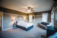 5Br - South Main's Iconic Green Craftsman Retreat - Steps to River & Parks