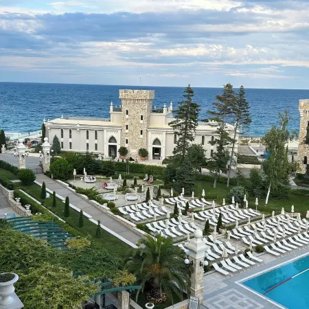 Astor Garden Hotel