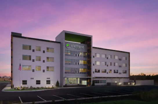 普勒薩凡納機場源宿飯店