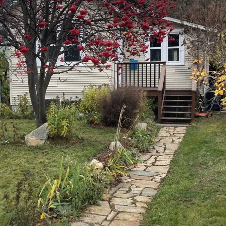 Natural Nook by Nelson lakeside park. Downtown walkable and pet friendly!