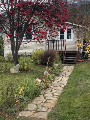 Natural Nook by Nelson lakeside park. Downtown walkable and pet friendly!