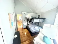 Relaxing 2 BR cottage, walking distance to beach