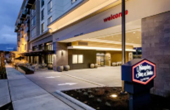 Hampton Inn & Suites Seattle/Northgate Hotel berhampiran Pusat Beli-belah Northgate