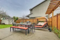 Patio Oasis! Contemporary Tacoma Hideout - Kitchen