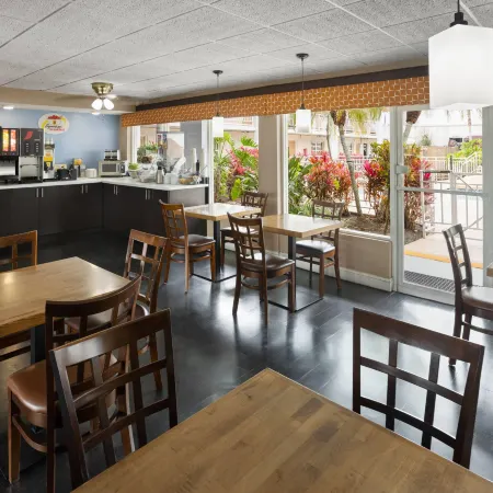 Super 8 by Wyndham Ellenton Bradenton Area