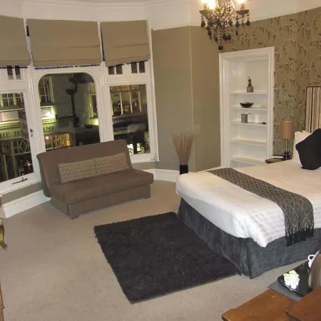 Monties Guest House - Adults Only