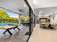 Miami Ultra Villa w Pool by Glam Homes Hotels in Golden Glades