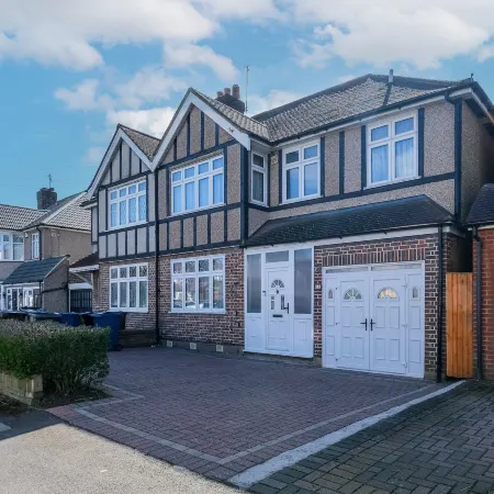 Spacious 5 Bedroom Family Home in Harrow