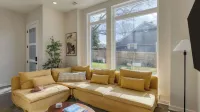 Minutes to Broadway Chic Newly Built 4Bdr w Balcony 98 Degrees by AvantStay