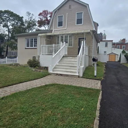 Family-Friendly 3-Bedroom/2.5-Bath House Near NYC Manhattan and MetLife Stadium