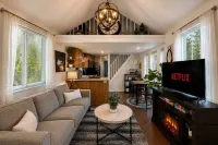 Das Tree Haus 1 Bedroom Home by NW Comfy Cabins by RedAwning