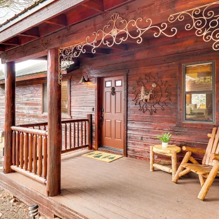 White Mountains Cabin: Near Trails & Lake Access!