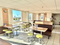 盧瓦爾河畔科斯恩宜必思快捷酒店 - 早餐