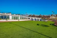 Dog-Friendly Suite with Beach Views, Outdoor Pool, Patio, Kitchenette, & AC - 2 tähden