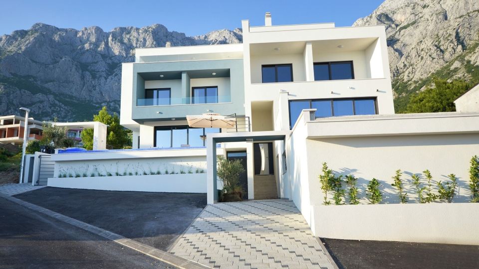 Villa Nina Makarska with Heated Infinity Pool of 33 m2 and Stunning Sea Views