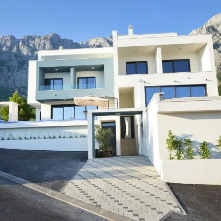 Villa Nina Makarska with Heated Infinity Pool of 33 m2 and Stunning Sea Views