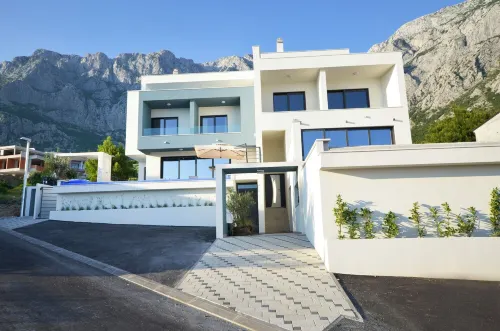 Villa Nina Makarska with Heated Infinity Pool of 33 m2 and Stunning Sea Views - Mountain view