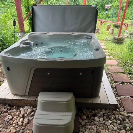 Modern Chalet -AC, hot tub, sauna + pets welcome