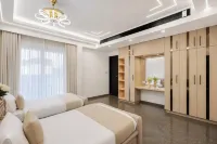 ELIVAAS Nedumbally 4 BHK Villa - مسبح خاص