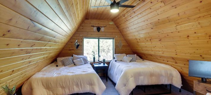 Decks + Fire Pit: Rustic-Modern Overgaard Cabin! Отели в г. Хебер-Овергаард