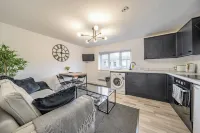 2 Bed Apartment Sleeps 3 -Smart Tv -Private Garden - parking