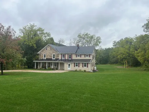 The River House: stone section built in 1790, borders the scenic Juniata  River! - Homestays