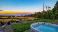 Edgefield Farmhouse by Avantstay 5-Acre Estate Private Trail Access + Hot Tub + Fire Pit + Views - 4-Star