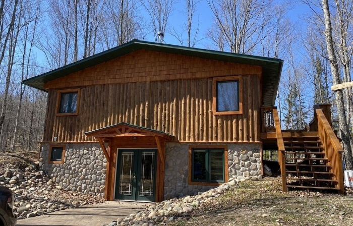Beautiful log cabin on the Pendleton Creek!