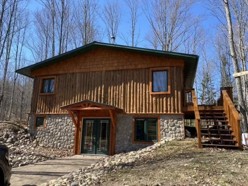 Beautiful log cabin on the Pendleton Creek! - Homestays