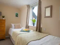 Coulscott Stay for Four - homestay