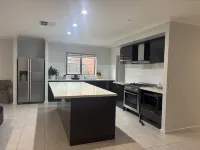 Spacious 4-Bedroom House Near Cobblebank Station - บังกะโล