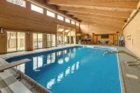 Ultimate Long Lake Getaway w/ Indoor Pool & Games - Villas