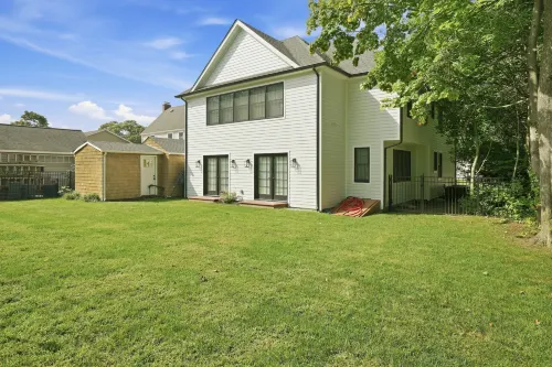 Enjoy Quiet Nights With A Fireplace In Bellport 3 Bedroom Home - piscina
