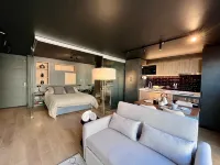 Artistic Urban Apt Santa Elvira | Terrace & WiFi - 游泳池
