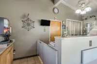 Econo Lodge Inn & Suites Hotels in Yreka