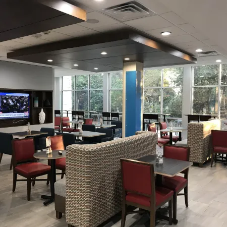 Holiday Inn Express & Suites PINEVILLE-ALEXANDRIA AREA by IHG