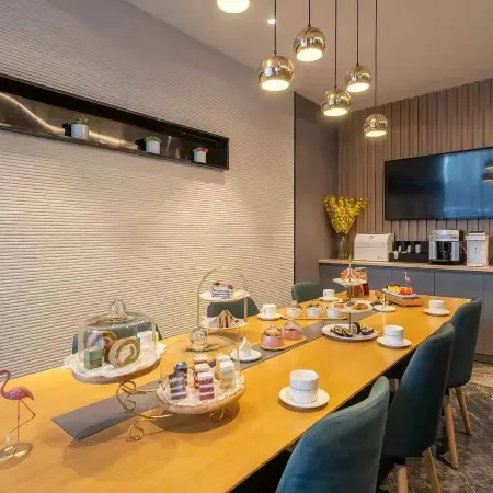 Homeinn Selected Hotel (Fuzhou Dongjiekou Shopping Center Provincial Hospital Subway Station) Отели рядом с достопримечательностью «Фухуацзянский педагогический институт вторая начальная школа»