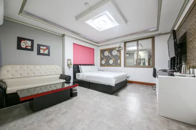 Gwangju H Motel Hotels near U · Square