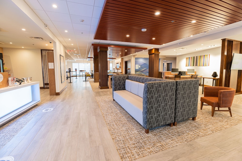 Holiday Inn Express and Suites Dayton East Beavercreek, an Ihg Hotel