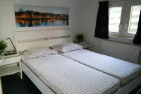 6 Pers - Holiday Home with Sunny Terrace by a Typical Dutch Canal Hotels in der Nähe von De Eendragt