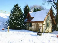 Snow Whites House - Farm Park Stay with Hot Tub فنادق في Pontlliw