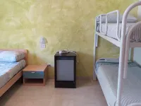 Spacious Triple Room a Stone's Throw from the Sea Hotéis em Pineto