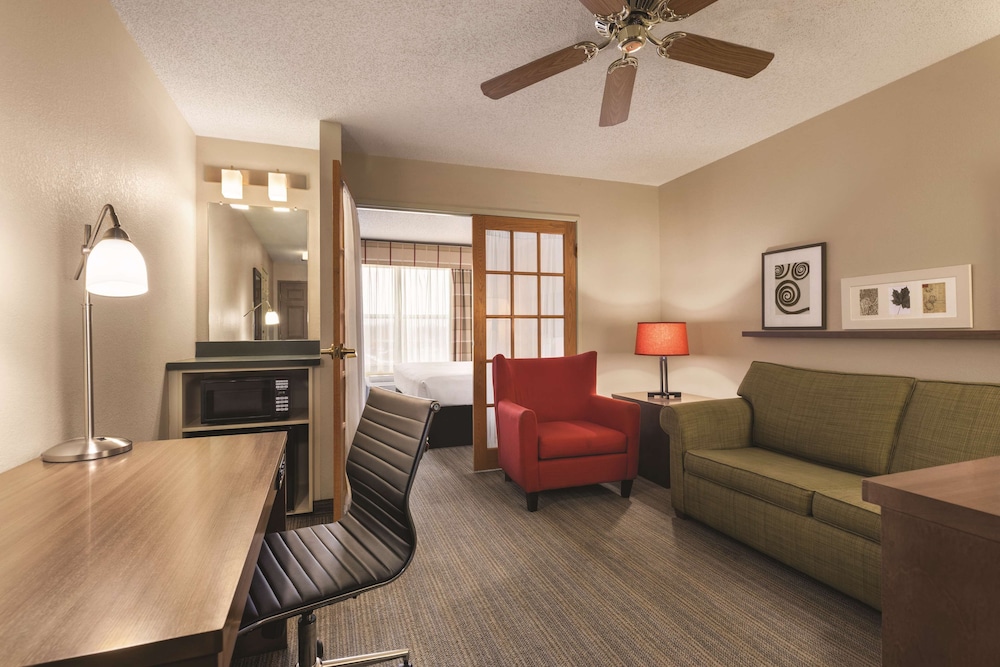 Country Inn & Suites by Radisson, Forest Lake, MN