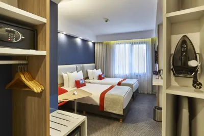 Holiday Inn Express Istanbul - Atakoy Metro Hotel dekat Deywan derneği - Komala Deywan - DeywanDer