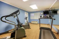 Days Inn by Wyndham Austintown - Gym
