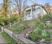 Cozy Cottage in the Heart of Hyde Park 1 Bedroom Home by RedAwning Hotels near At Home